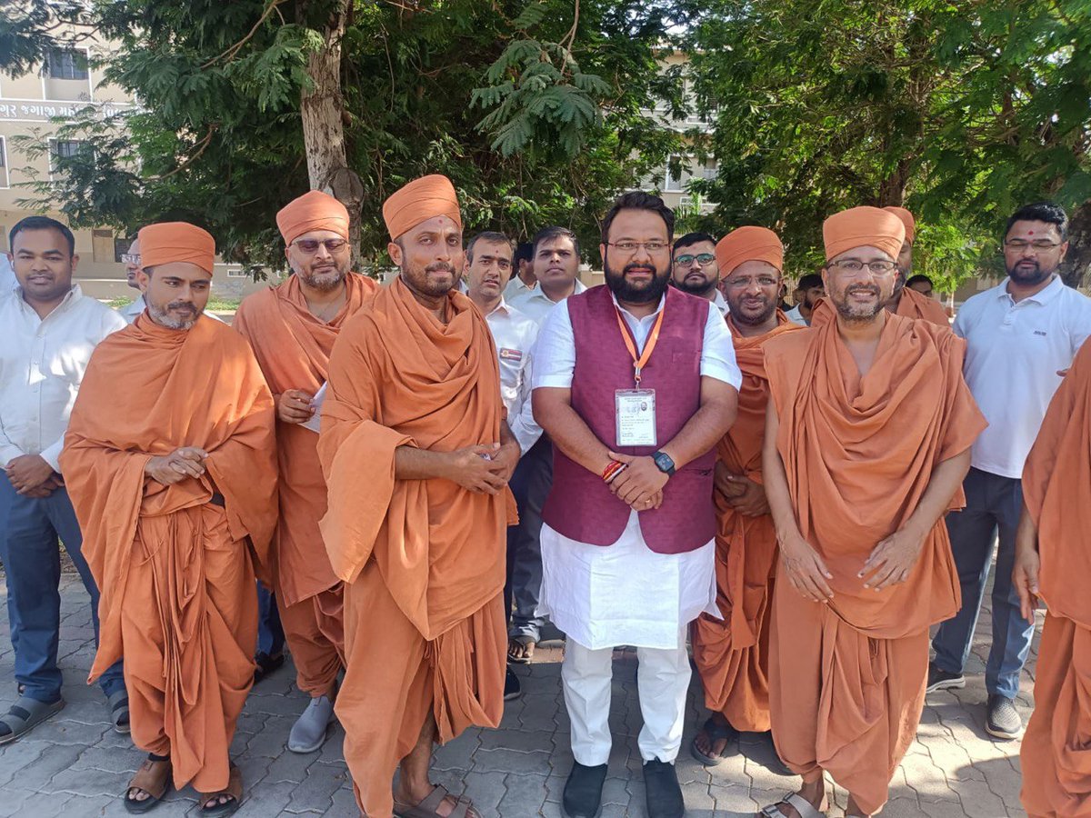 Today, HDH Prabodhjivan Swamiji and the #HariPrabodham Sadhus voted for #NewBharat in Sokhada, setting a powerful example of civic duty and responsibility. #Inspiration #DemocracyMatters 🇮🇳 #HPYM2025