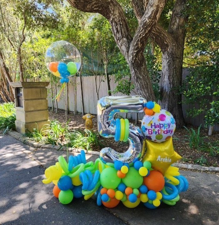These balloons arrangement Harry & Meghan bought for Archie, are so cute 🥹