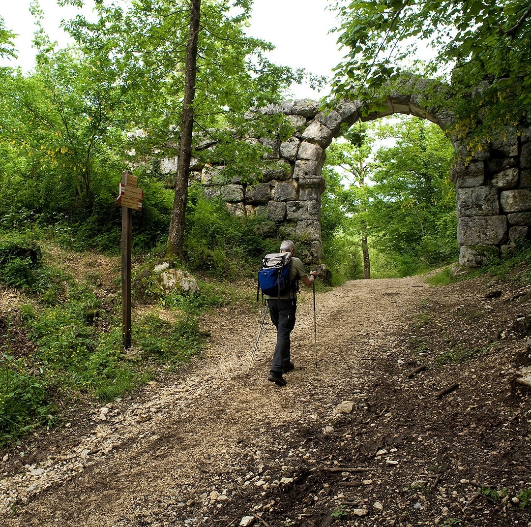 Nel cuore del Parco dei Monti Simbruini, lungo un sentiero millenario che conduce da Trevi nel Lazio agli Altipiani di Arcinazzo ecco l'Arco di Trevi un'imponente opera preromana alta 6 metri e larga 4. 🖥️parcomontisimbruini.it/pun-dettaglio.… 📸IG visit_valdaniene #VisitLazio