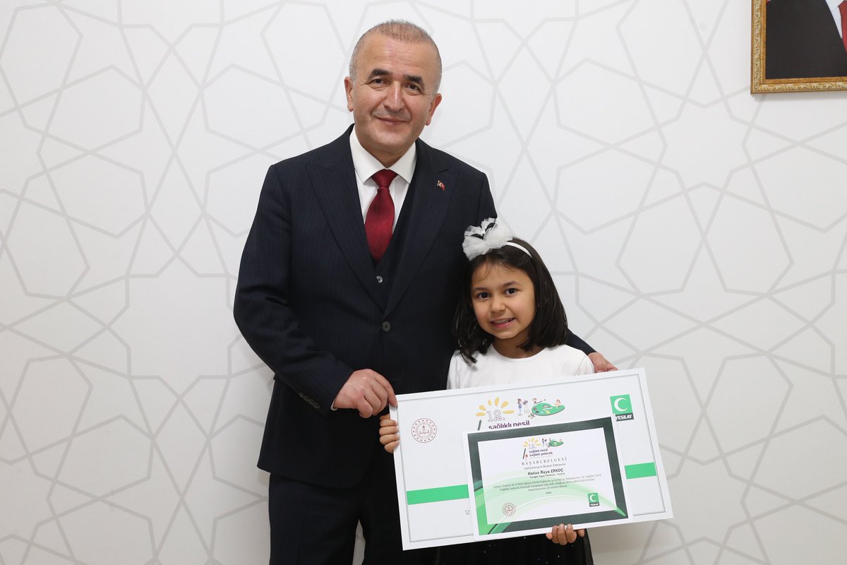 Ödülünü Gazze'deki Çocuklar İçin Bağışladı Yeşilay Tokat Şubesi ile İl Milli Eğitim Müdürlüğü tarafından düzenlenen 12. Sağlıklı Nesil Sağlıklı Gelecek Yetenek Yarışması'na katılan ve edebi kategoride ilkokul il birincisi olan Turhal Cengiz Topel İlkokul 2. sınıf öğrencisi…