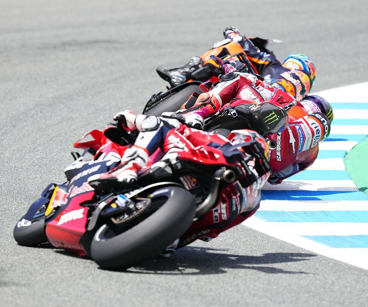 The French MotoGP Grand Prix at Le Mans promises strong emotions and powerful braking! With corners like Turn 9 requiring a maximum deceleration of 1.5 g and a Brembo brake pressure of 13.4 bar, riders will have to give their all to remain competitive.