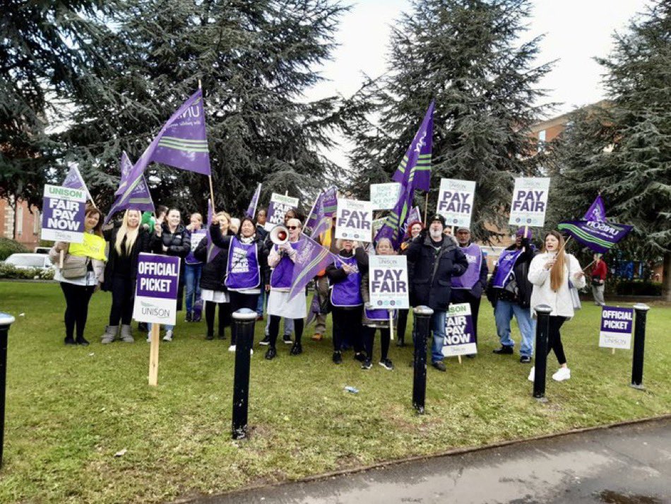 Great picket lines today from @GMBMidlands G4S members at Charles Street Jobcentre and @UNISONEastMids HCAs at UHL. Tomorrow is GMB G4S again (08:45-10:30) and @ASLEFunion at Leicester Station (10:30-13:00). Show them some love & support. Solidarity!