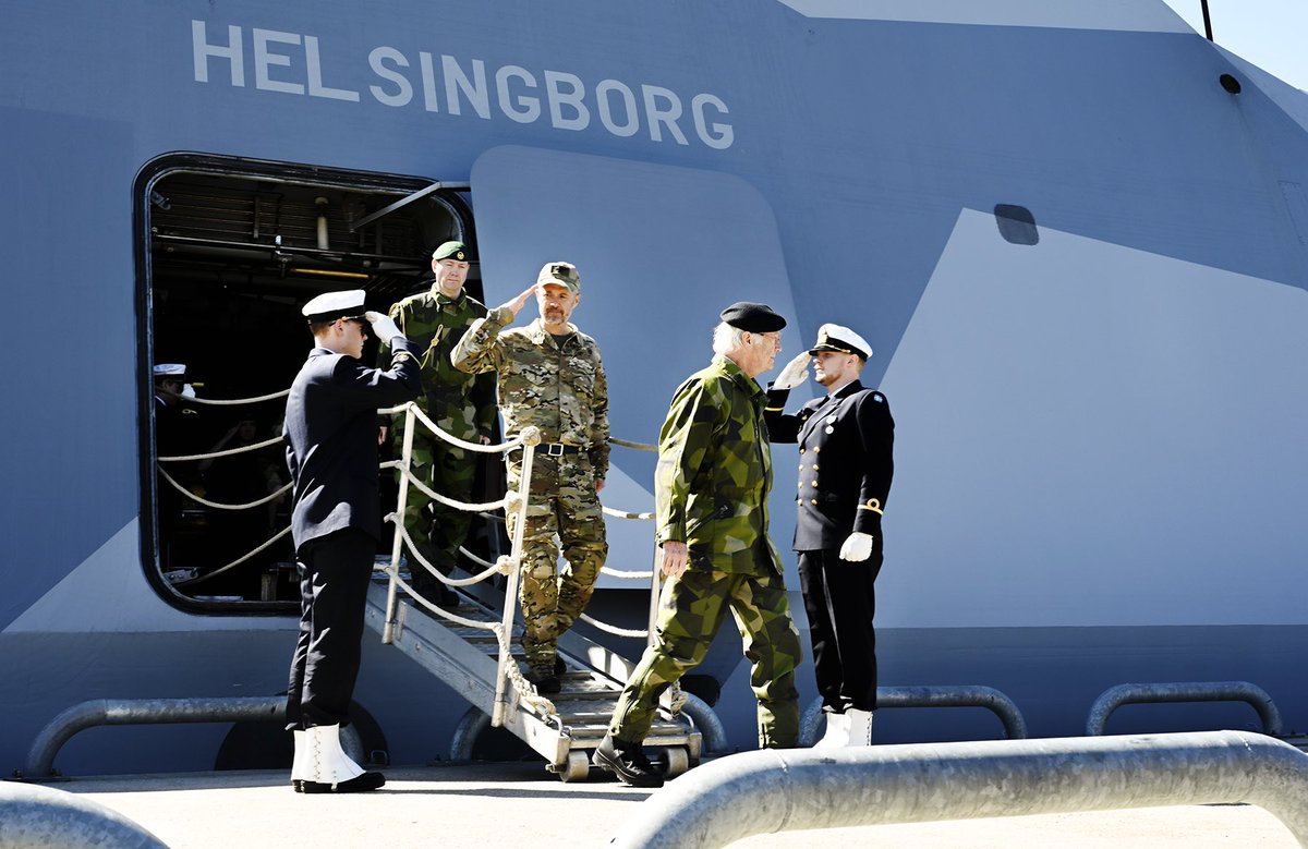 🇸🇪 🇩🇰 Idag välkomnar vi våra danska vänner till Stockholms amfibieregemente. Besöket innehåller bl.a. en förevisning av Sveriges försvarskapacitet till sjöss och samtal om vårt nära försvarssamarbete. Sveriges Nato-medlemskap stärker samarbetet och ökar säkerheten i regionen.