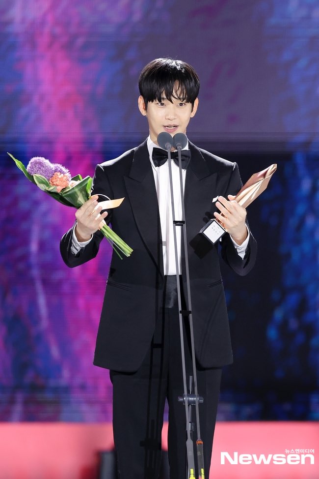 #KimSoohyun as the winner of #BaeksangArtAwards2024 Popularity Awards.

#KIMSOOHYUNxBAA2024