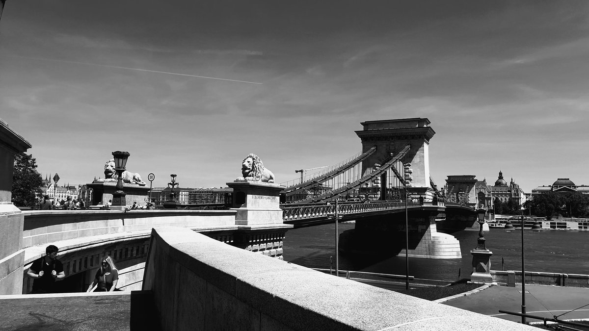 *C for Chain Bridge* #bnwshot_world #bnwstreet #bnwphotography #blackandwhitephotography #blackandwhite #blackandwhite_photos #monochromephotography #monochrome #streetphotography #monochromephotography #Budapest