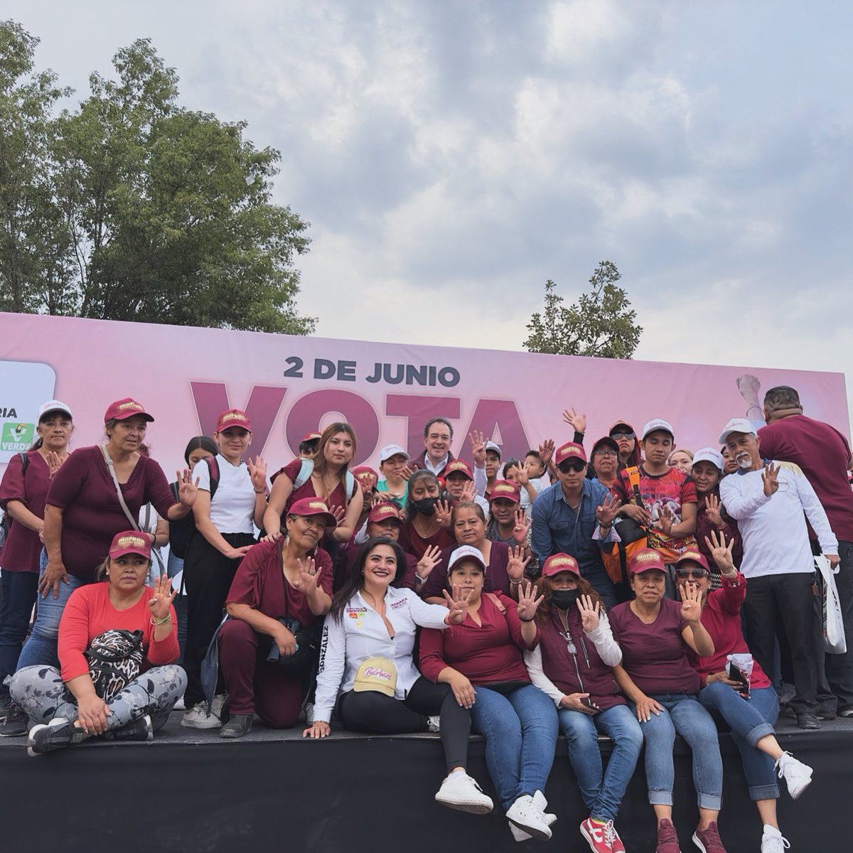 ¡BUENOS DÍAS #AtizapánDeZaragoza! 👬👭

Iniciamos día 12 de campaña. Con este gran equipo y de la mano de los atizapenses, vamos a consolidar la Cuarta Transformación en nuestro querido municipio. Gracias por todo su apoyo. 🫶🏽🤝