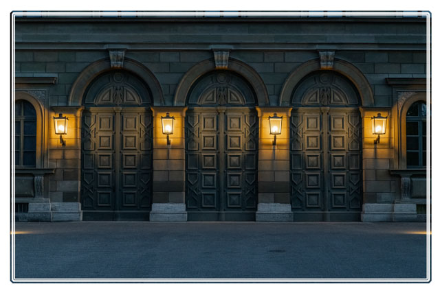 photos_dsmith's tweet image. The #night gives any #city a new way of looking at it. The #Residenz in #Munich certainly has on a new look in the #evening. The four lights are lighting up #doors to the former #royal #palace. #NightPhotography. #follow for more #images from this #photographer @photos_dsmith