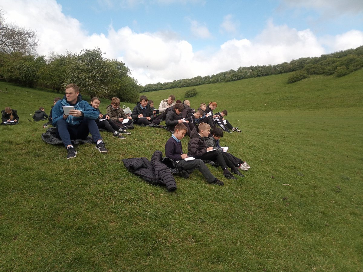 The children from @longhillprimary are sketching in the beautiful Yorkshire countryside @childrensuni #paintboxexperience.
