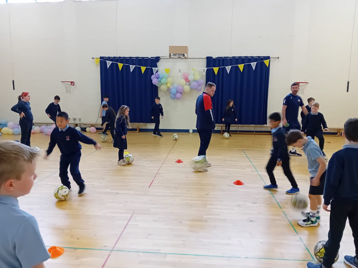 A huge thanks to @TreatyUnitedFC for sending out Coaches @sryan_coaching & @Jamiehi67114905 to chat to 2nd to 6th and to do some skills work with us ahead of our 6th class boys team playing in the Munster Finals of the FAI 5 a side next week! A great initiative from the club ⚽️💪