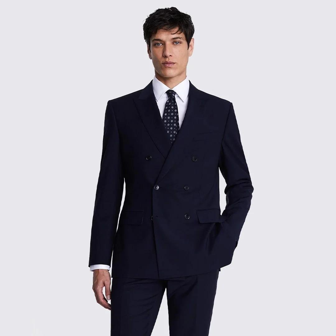 Whether you're cheering on a loved one's achievement or collecting your own qualification, Graduation Day is a great excuse to bring out your best. Stock up your collection at @MossBros. 
#graduation #tailoring #mensfashion #cambridge