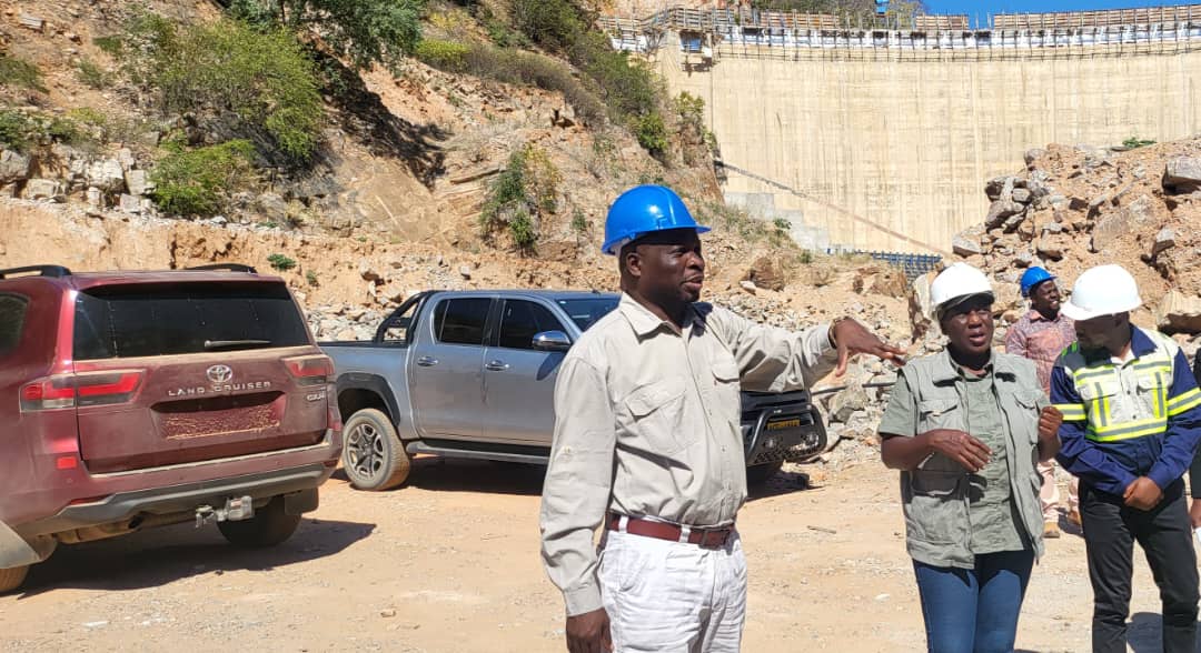 Progress on 10MW Gwayi-Shangani mini-hydro power plant construction steady as contractors install water pipes from dam wall. This plant, integral to Gwayi Shangani Lake project, aims to alleviate Bulawayo's water challenges. Second Republic delivers ✊🏿🇿🇼#Development  @MunhuBHO