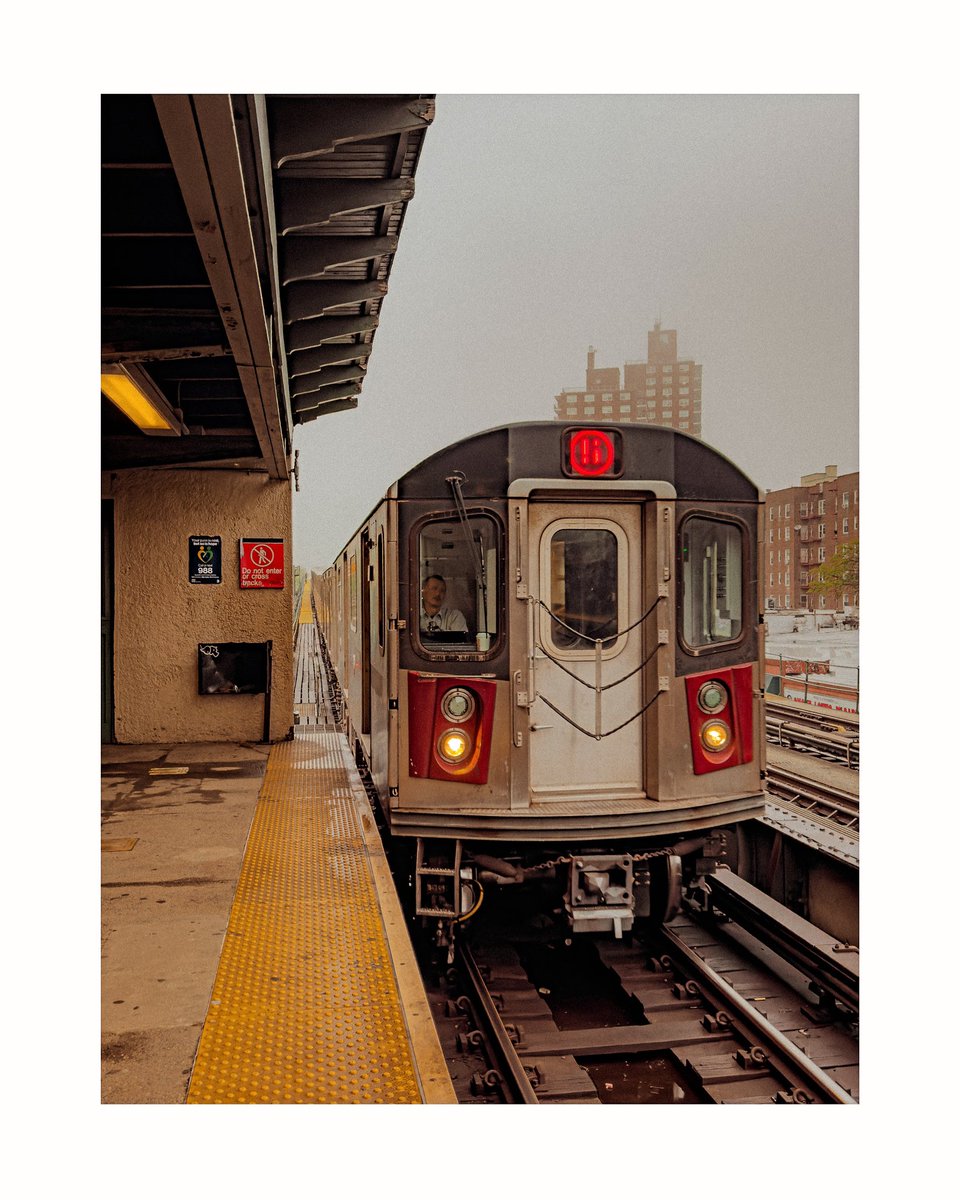 Don’t take many train photo but I felt like it this time. #trainphotography #subway #mta #streetphotographer #urbanphotography #bronxbound #photographer #photography