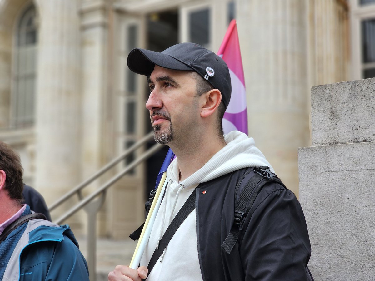 Victoire pour Gregory, relaxé dans le cadre de son procès pour outrage à #Darmanin ! ✊️

Oui, scander en manifestation 'Darmanin assassin, tu as du sang sur les mains' n'excède pas la liberté d'expression garantie dans une société démocratique.