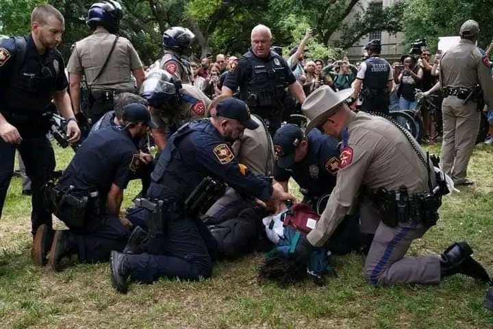 EspeRF20's tweet photo. En #USAEstadoFallido la policía apalea a los Universitarios y no pasa nada, las redes sociales se apagan, ahh pero si fuera #Cuba la prensa nos aborda.

Basta ya, no más!!!! Inmorales.
#Sos https://t.co/nBo5G4bIGW