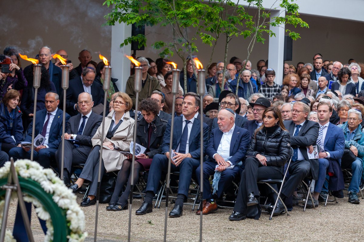 De Joodse gemeenschap in Nederland herdacht op maandag 6 mei dierbaren die tijdens de Sjoa (Holocaust) werden vermoord. Ondervoorzitter van de Kamer @GidiMarkuszower en demissionair @Minpres Mark Rutte waren bij de herdenking (Jom Hasjoa) aanwezig.