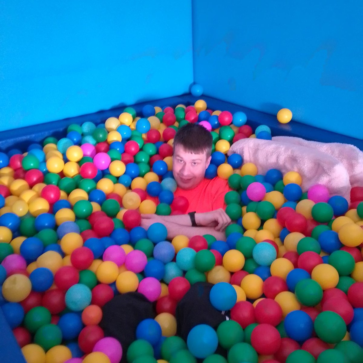 Michael had a fun filled day with Jessica last week, going bowling @HollywoodBowlUK, getting a coffee @LeedsMarkets and relaxing by submerging himself in ball pool at our Grape Street Base 🎳☕️💆‍♂️ #autism #inclusion #sensoryactivities