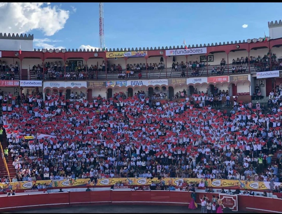 Una demostración de libertad! Por el futuro de Colombia. Somos miles de jóvenes que queremos crecer en nuestro país. No a la prohibición, no a huir de Colombia. #RegulaciónSíProhibiciónNo 
El tendido joven de Manizales❤️