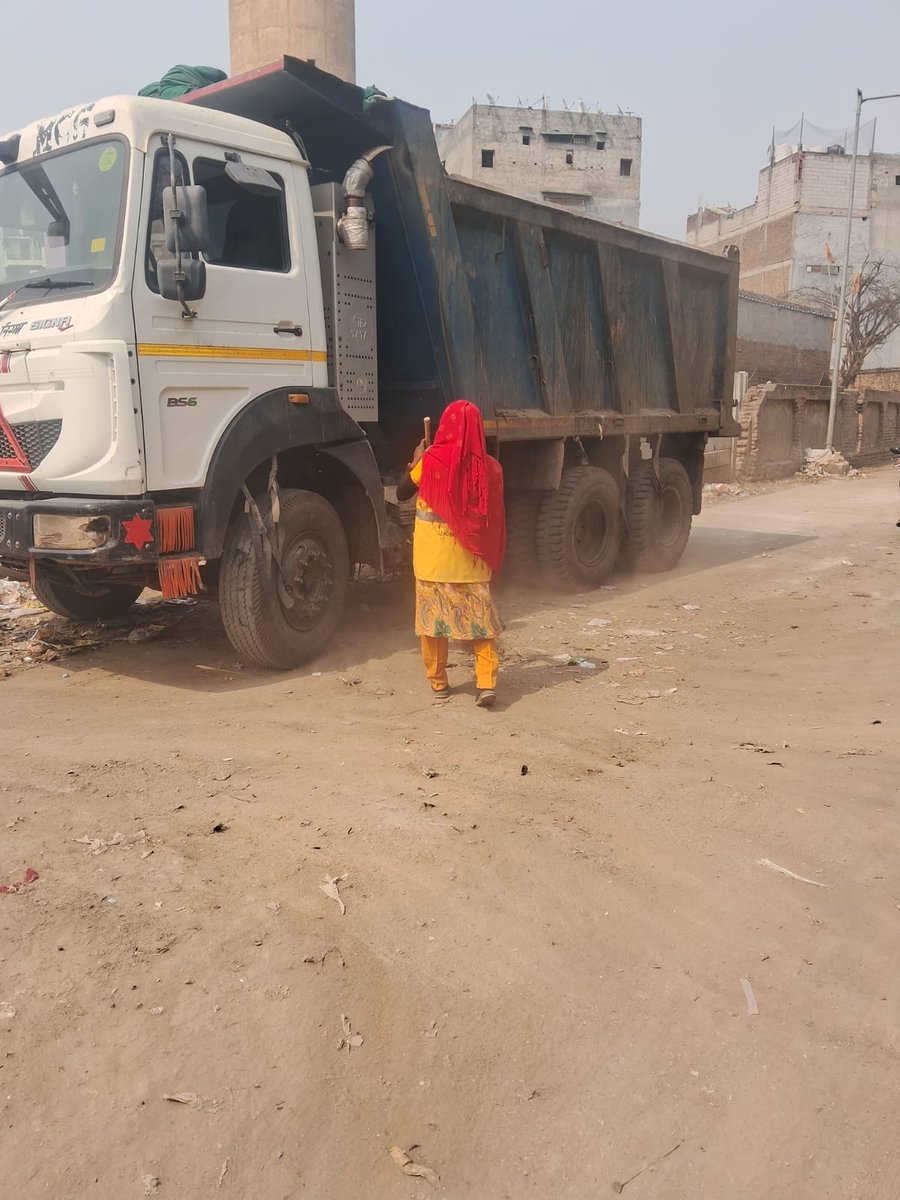 चक्करपुर गुरुग्राम में सफाई करते कर्मचारी। #CleanGurugram #CleanIndia #gurugramcity #haryana #chakkarpur