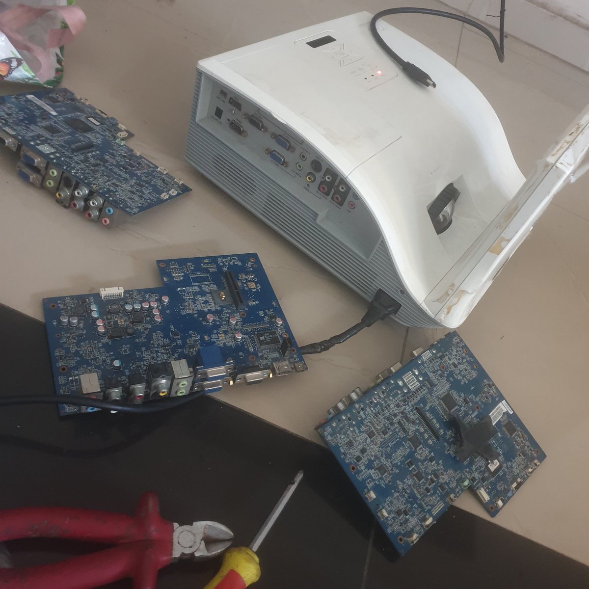 yesplanetng's tweet photo. 🛠️ Tuesdays are for repairs! 🔧
 At Yes Planet Nig, we're dedicated to ensuring that your technology is always in top-notch condition. From projectors to interactive whiteboards, our expert technicians are hard at work keeping your equipment running smoothly. https://t.co/goBn2JyCAi