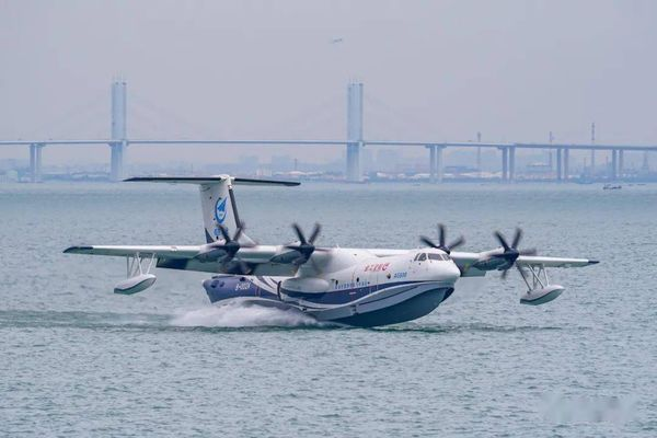 Aviones Anfibios Grandes AG600: El avión anfibio grande AG600, desarrollado de manera independiente por China, ha completado la verificación inicial de sus capacidades de rescate en agua.