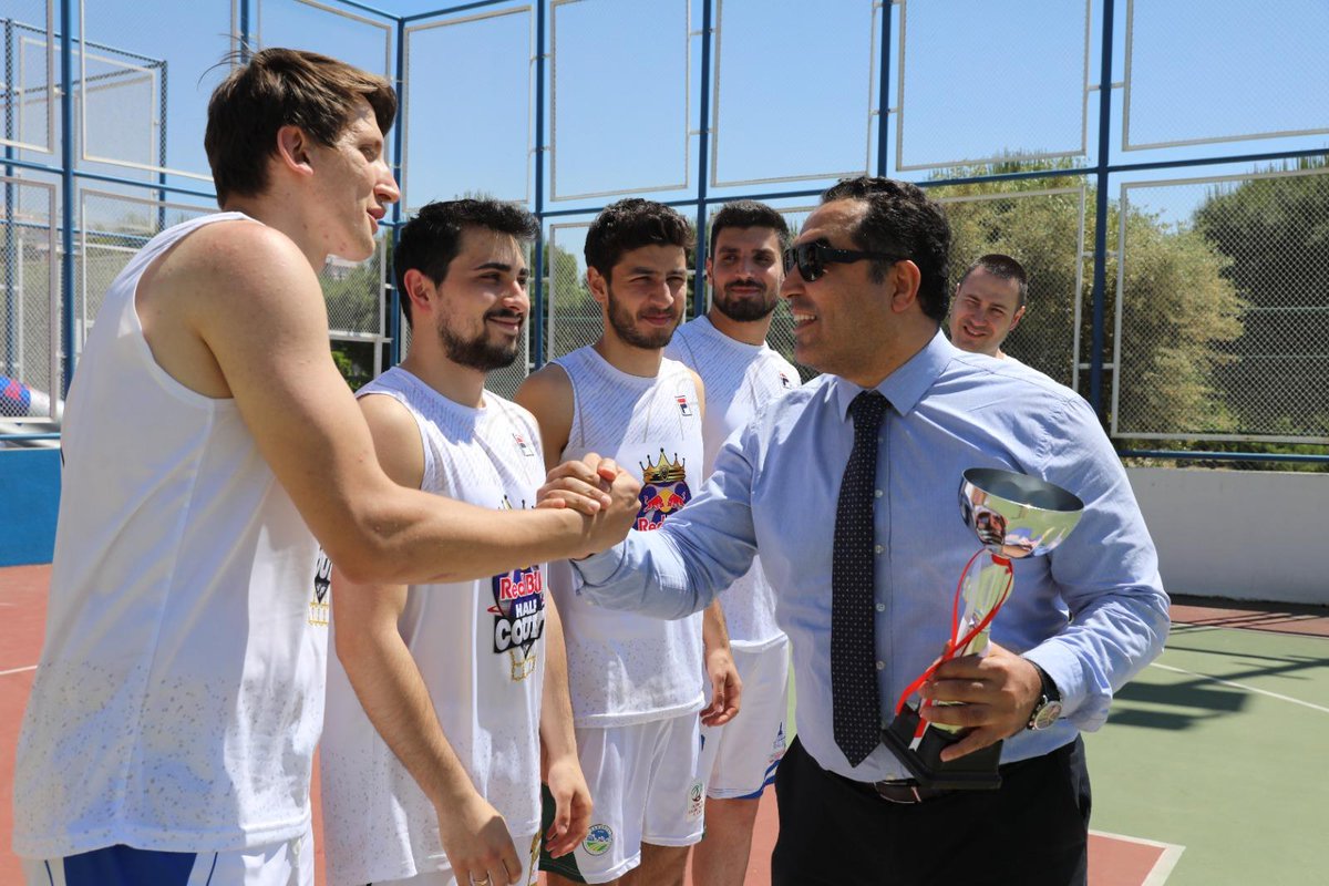 Türkiye Üniversite Sporları Federasyonu [@unilig_tusf] tarafından #universitemDEU ev sahipliğinde düzenlenen 🏀 Red Bull Half Court Üniversiteler 3x3 Basketbol Şampiyonası'nın ⛹️⛹️‍♀️ İzmir etabı tamamlandı. 8 farklı kurumun yarıştığı turnuvada erkek takımımız 🥇 şampiyon olarak…