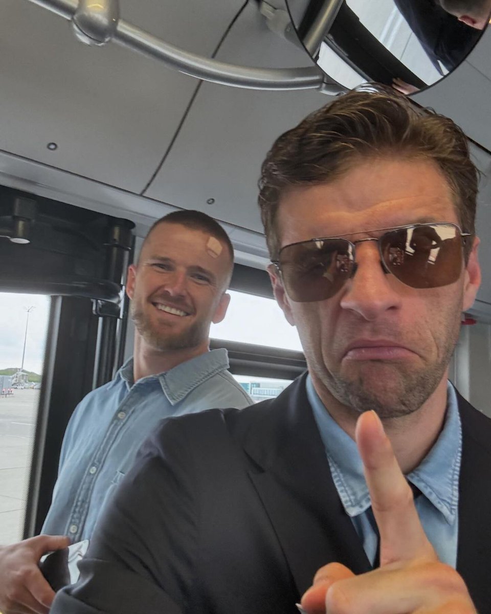 A classic @esmuellert_ selfie before the flight 🤳

#MiaSanMia #RMAFCB #UCL