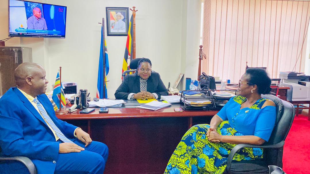 Thank you my big sister Hon @MargaretMuhanga,State Minister PHC - Ministry of Health | Government of Uganda & CICA MK for checking on us at Ministry of Gender Labour & Social Development. @Mglsd_UG @BettyAmongiMP.