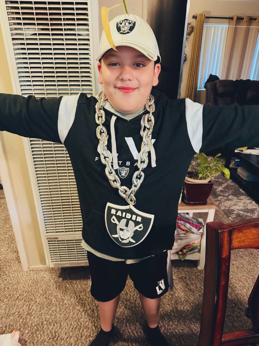 #raiders días fam! ☀️
My boy going on a field trip and reppin!
He saidi: “I always repp at school dad, gotta repp outside of school now!” 
My lil Raider!!! 
(Well, all except the chain)🤣🤣🤣🤣
🏴‍☠️🏴‍☠️🏴‍☠️🏴‍☠️🏴‍☠️🏴‍☠️🏴‍☠️🏴‍☠️🏴‍☠️🏴‍☠️🏴‍☠️
GOOD DAY YALL! Stay blessed! 🙏🏼☠️
#JUSTWINBABY #raidernation