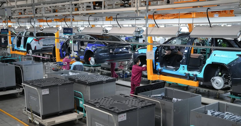 La Chine lance des véhicules électriques plus vite que son ombre : ses constructeurs développent des modèles environ 30 % plus vite que les fabricants occidentaux, en remettant en cause les pratiques établies. Quelle est la recette du succès ? Dans un renversement spectaculaire…