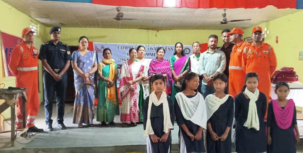 1st Bn NDRF conducted Community Awareness Programme under FAMEx on Disaster Management at Alakapur H. Sec. School, Mikirbheta, #Morigaon, #Assam 
🇮🇳#आपदा_सेवा_सदैव_सर्वत्र 
#saving_lives_and_beyond
@NDRFHQ
@ndmaindia 
@ANI 
@PIB_Guwahati
@CMOfficeAssam
@sdma_assam
@DcMorigaon