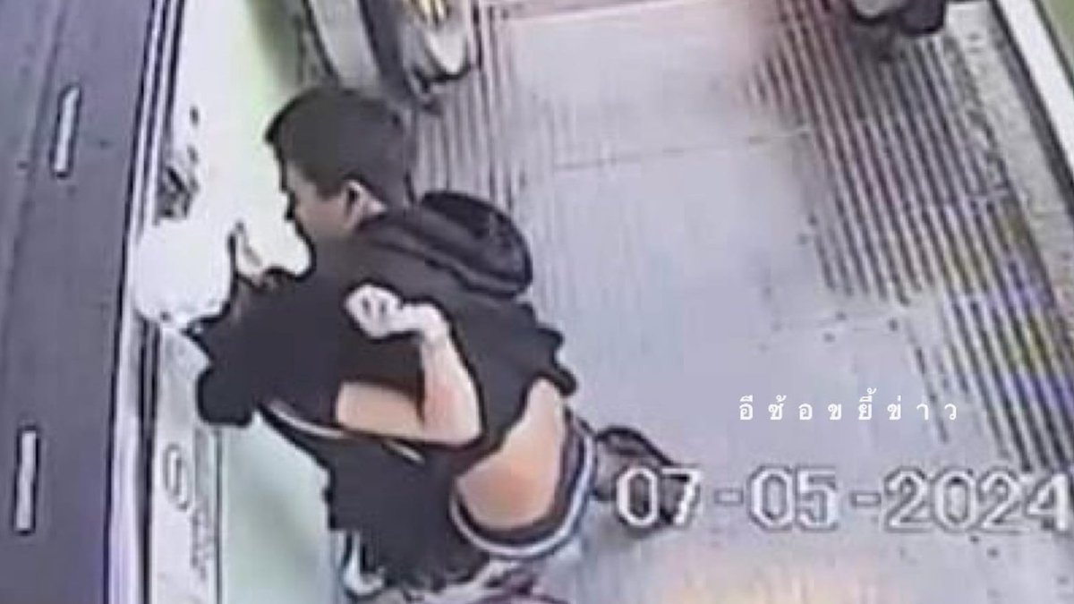 TifFaNy_9member's tweet image. ขอประณาม ภัยสังคม แชร์ให้เห็นหน้าไปเลย

- ยืนสาวหนอนอยู่บนบีทีเอสเคหะสมุทรปราการกลางวันแสกๆ
- ผญ.คนนึงกำลังจะไปทำงานเดินขึ้นบีทีเอสถูกไอ้หื่นพุ่งมากอดจูบ บังคับถอดกางเกง
- ผญ.ต่อสู้ เลยถูกชก ก่อนชิงทรัพย์หนีไป
- เจ้าหน้าที่ตำรวจตามไปหิ้วตัวถึงบ้านพัก

cr. อีซ้อขยี้ข่าว