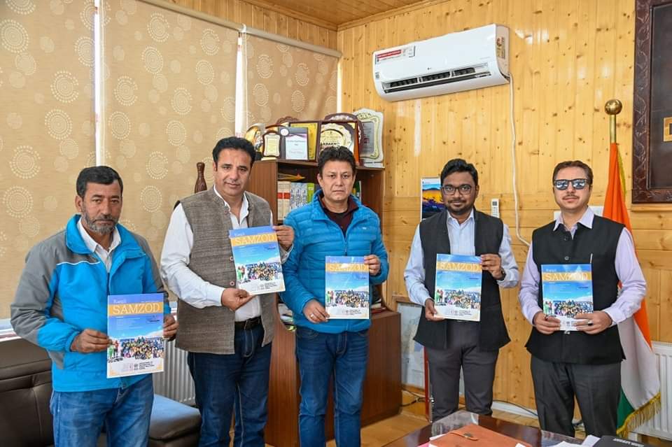 May 07, 2024:@dc_Kgl/DEO, Kargil, Shrikant Suse (IAS) today unveiled the special edition of Kargil Samzod, bi-monthly magazine published by Department of Information and Public Relations (DIPR) Kargil, heightening initiatives taken for Lok Sabha Elections at DC Office Chamber.