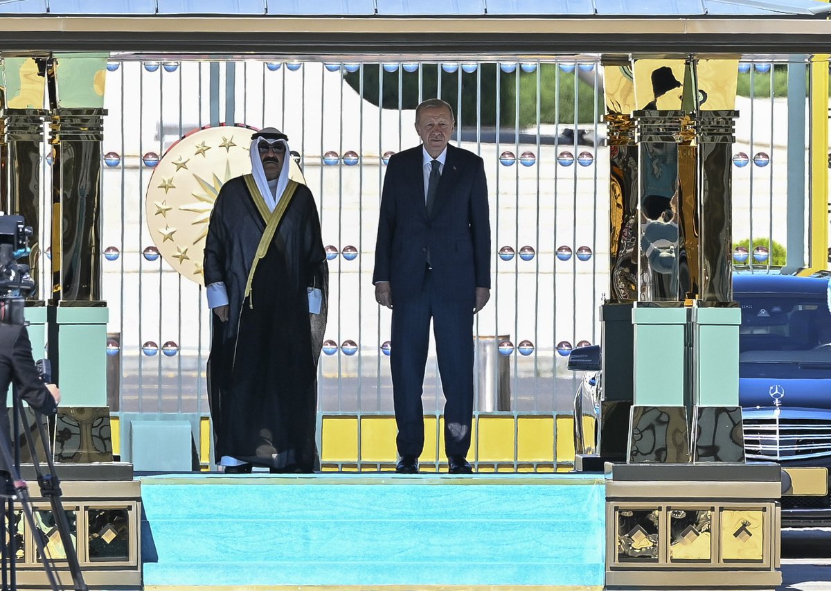 Cumhurbaşkanımız Recep Tayyip Erdoğan, resmi ziyaret için Ankara'ya gelen Kuveyt Emiri Meşal el-Ahmed el-Cabir es-Sabah'ı Cumhurbaşkanlığı Külliyesi'nde resmi törenle karşıladı.