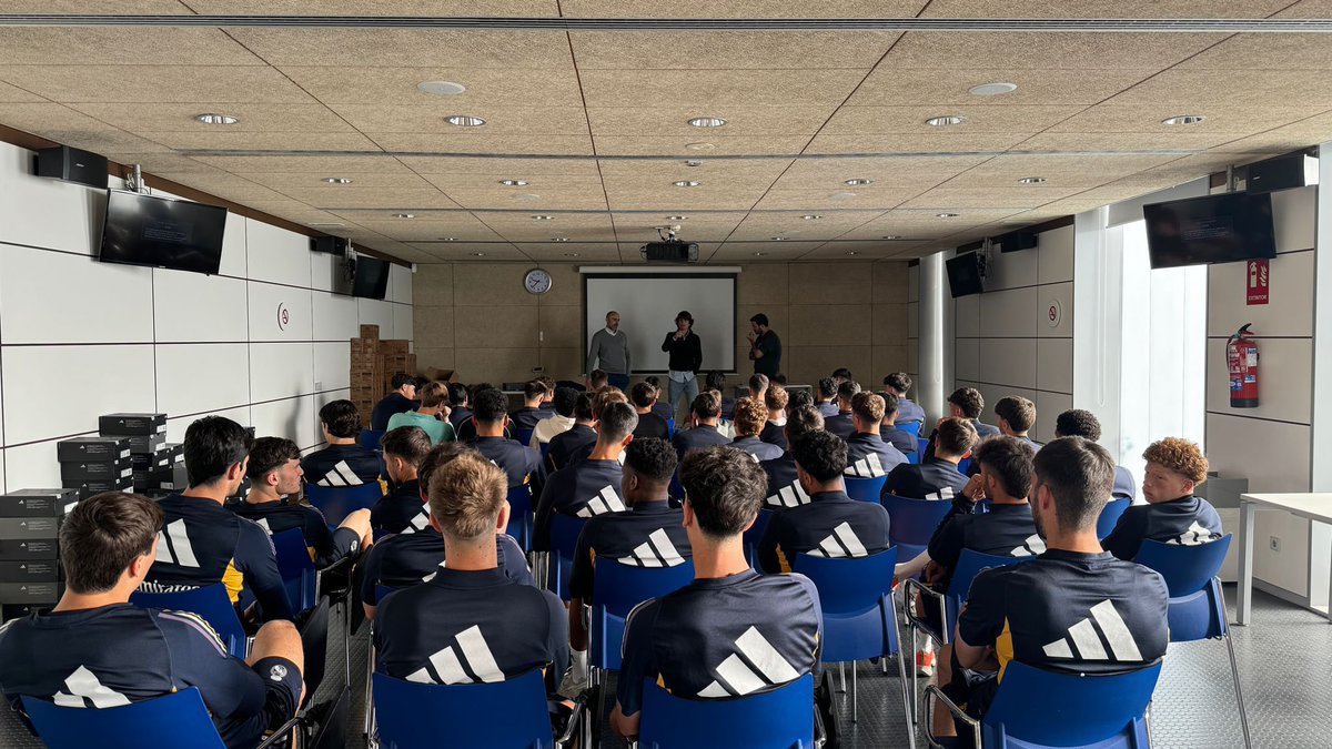 🗣️⚽️ #VisitasAFE | ¡Visitas a vestuarios!

🤜🏻🤛🏻 Gracias a los futbolistas de @lafabricacrm. 

👉🏻 Representantes #AFEFútbol: Manuel Tello, @JaviGo9 y Alejandro Fernández. 

#UnidosSomosMásFuertes 💪🏻⚽️