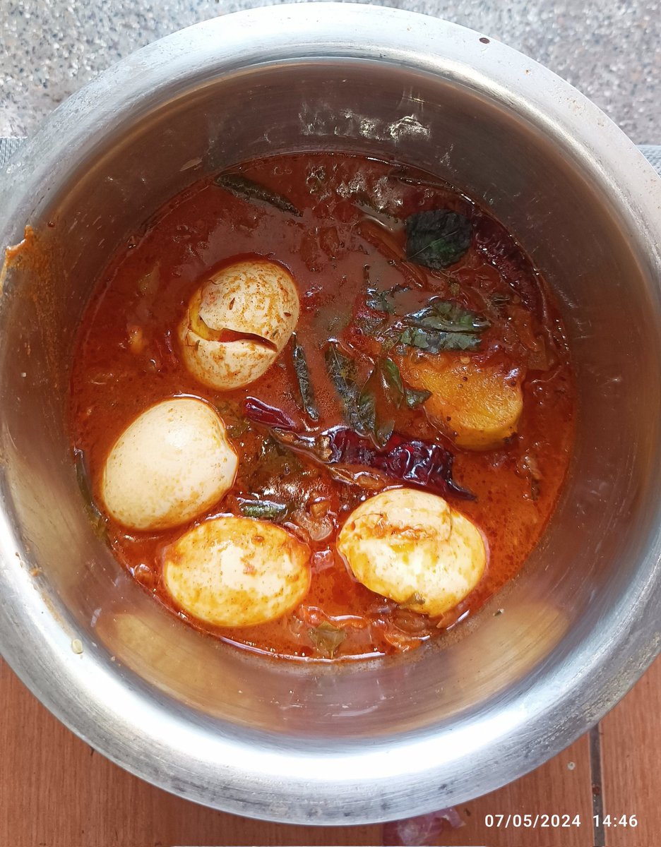 TheBaluu's tweet image. గుడ్లు పులుసు.... 😍🎈
{రంగు రుచి చిక్కదనం}
ఘుమఘుమలాడే గుడ్లు పులుసు రెడీ, నాలుక మీద నరాలు జివ్వుమంటాయి సరిగ్గా వండుకుని అన్నంలో తింటే😋

#BaluCooks.        #EggCurry