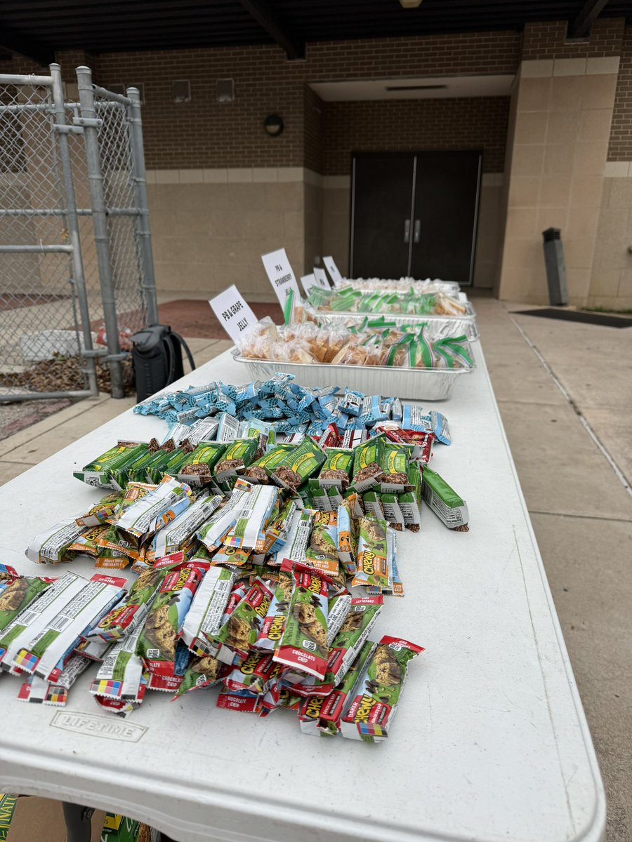 Thanks @WC_ChargersFB parents for doing breakfast for players again this morning during Spring Football practice. Awesome! #wc #chargers #chargeforward #chargetogether @CoachNateShaw @bloomer_sa @BMS_Athletics_ @IKEAthletics @JaguarsJackson @NeisdAthletics @NEISD