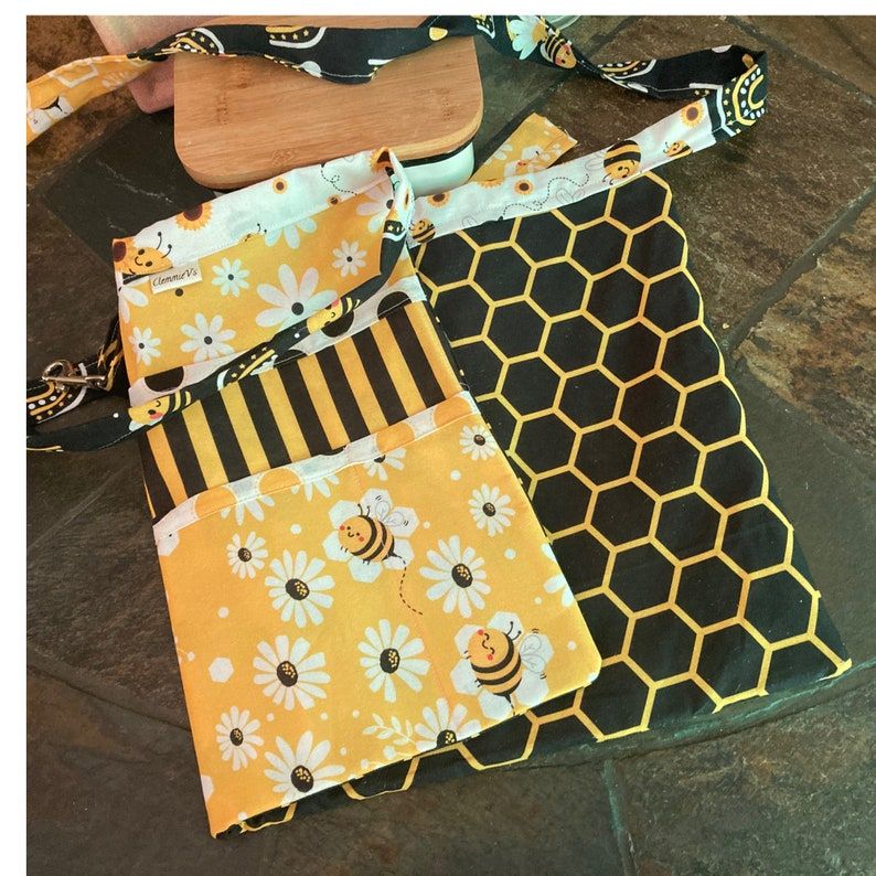 Utility Apron is perfect for vendors at craft Fairs, Teachers, Gardening, Crafts, Hairstylists, Sewing, and pet groomers….. #etsyfinds #mothersday #handmadegifts buff.ly/4aMxFoL