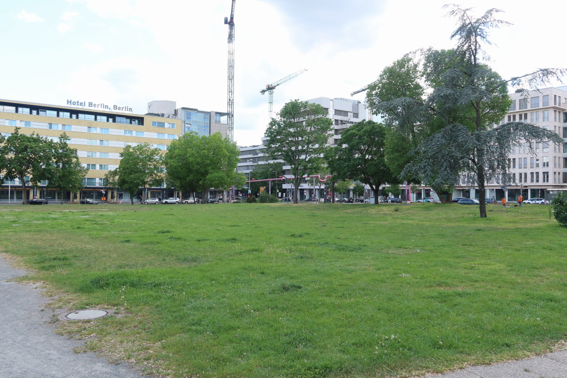 Die Ex-Bezirksstadträtin Neumann und viele andere aus ihrer Partei waren immer wieder sehr engagiert, wenn es um die #Entsiegelung in Verbindung mit Aufhebung von Parkplätzen und ähnlichem ging. 

Der #LausitzerPlatz in Mitte ist eine #Grünanlage, die hauptsächlich