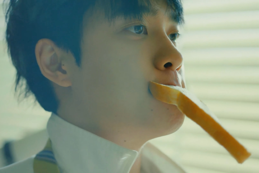 WATCH: #EXO's #DohKyungSoo (#DO) Gets Ready For The Day In Cute MV Teaser For 'Mars' soompi.com/article/165362…