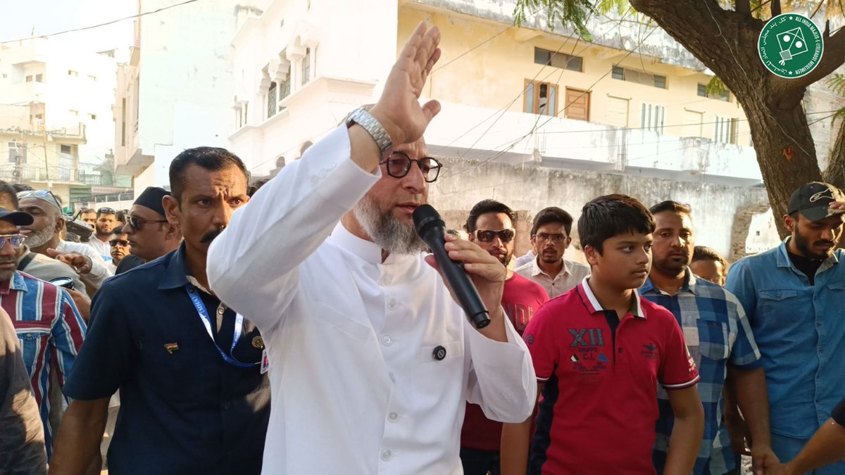 aimim_national's tweet photo. Sadr-e-Majlis Barrister @asadowaisi ne AIMIM MLA @MohdMubeen58 ke saath Bahadurpura constituency ke Jahanuma, Model Town Colony, Ali Bagh, Sattar Bagh aur Amjad daula Bagh mein intekhabi Paidal daura kiya aur awam se 13 May ke din Majlis ke haq mein vote dene ki appeal ki.

Paidal daure mein AIMIM Corporators, ilaaqai sudoor wa mo'atamadeen aur Majlis ke digar kaarkunaan maujood the.

#AIMIM #AsaduddinOwaisi #LokSabhaElections2024 #Bahadurpura #Vote4Kite🪁#Vote4AIMIM #13May2024 #Hyderabad #Telangana #India