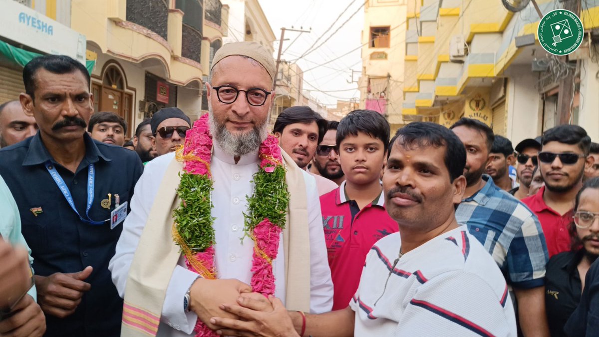 aimim_national's tweet photo. Sadr-e-Majlis Barrister @asadowaisi ne AIMIM MLA @MohdMubeen58 ke saath Bahadurpura constituency ke Jahanuma, Model Town Colony, Ali Bagh, Sattar Bagh aur Amjad daula Bagh mein intekhabi Paidal daura kiya aur awam se 13 May ke din Majlis ke haq mein vote dene ki appeal ki.

Paidal daure mein AIMIM Corporators, ilaaqai sudoor wa mo'atamadeen aur Majlis ke digar kaarkunaan maujood the.

#AIMIM #AsaduddinOwaisi #LokSabhaElections2024 #Bahadurpura #Vote4Kite🪁#Vote4AIMIM #13May2024 #Hyderabad #Telangana #India