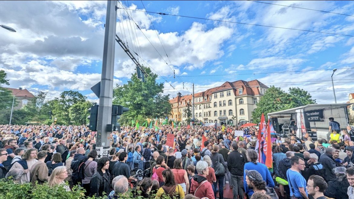 Beste Grüße an die Tausenden, die aktuell in #Dresden und #Berlin Solidarität gegen rechte Gewalt auf die Straßen tragen. Die Lage ist und bleibt ernst. Aber egal was kommt: es gibt einen zivilgesellschaftlichen Spielraum, in dem wir die Dinge ändern können. Foto @Pixel_Roulette