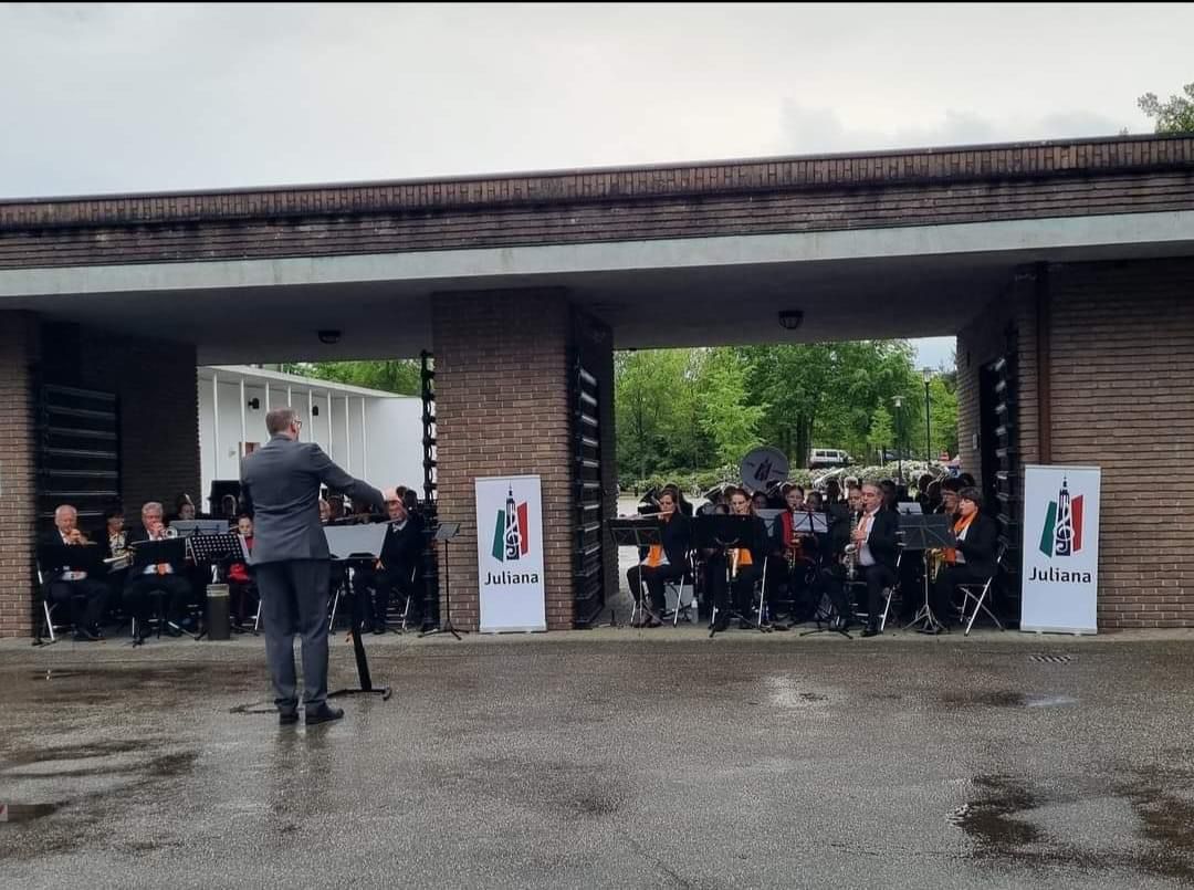 Herdenken of vieren, muziek hoort erbij.
Het Concertorkest en Jong Juliana hadden de eer om samen de 4 mei herdenking op begraafplaats Rusthof muzikaal te begeleiden.
Juliana was op 3 mei te gast bij de muziekshow Zeist.
<a href="/AmigoLeiden/">AMIGO Leiden</a> <a href="/Takostu/">Takostu Stiens</a> <a href="/KTK_Kampen/">Kamper Trompetter Korps</a> <a href="/Korpsmuziek_nl/">Korpsmuziek_nl</a>