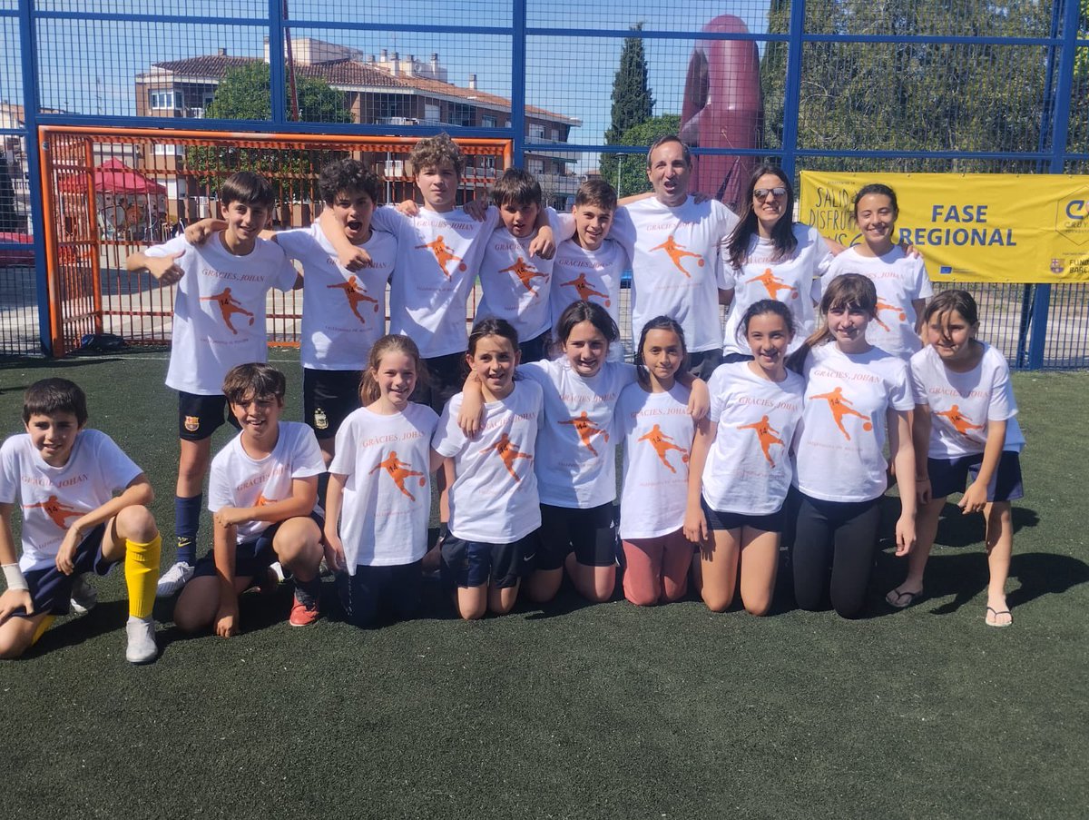 francesc_llobet's tweet photo. Alguns rucs deien que el @JohanCruyff no podia entrenar perquè no tenia carnet d’entrenador, a #vallfogonaderiucorb sense tenir escola ens hem presentat amb dos equips (masc. i fem) al torneig escolar #6vs6sortiuidisfruteu organitzat per la @FundacionCruyff amb 2collons! https://t.co/HC3wbFwydH