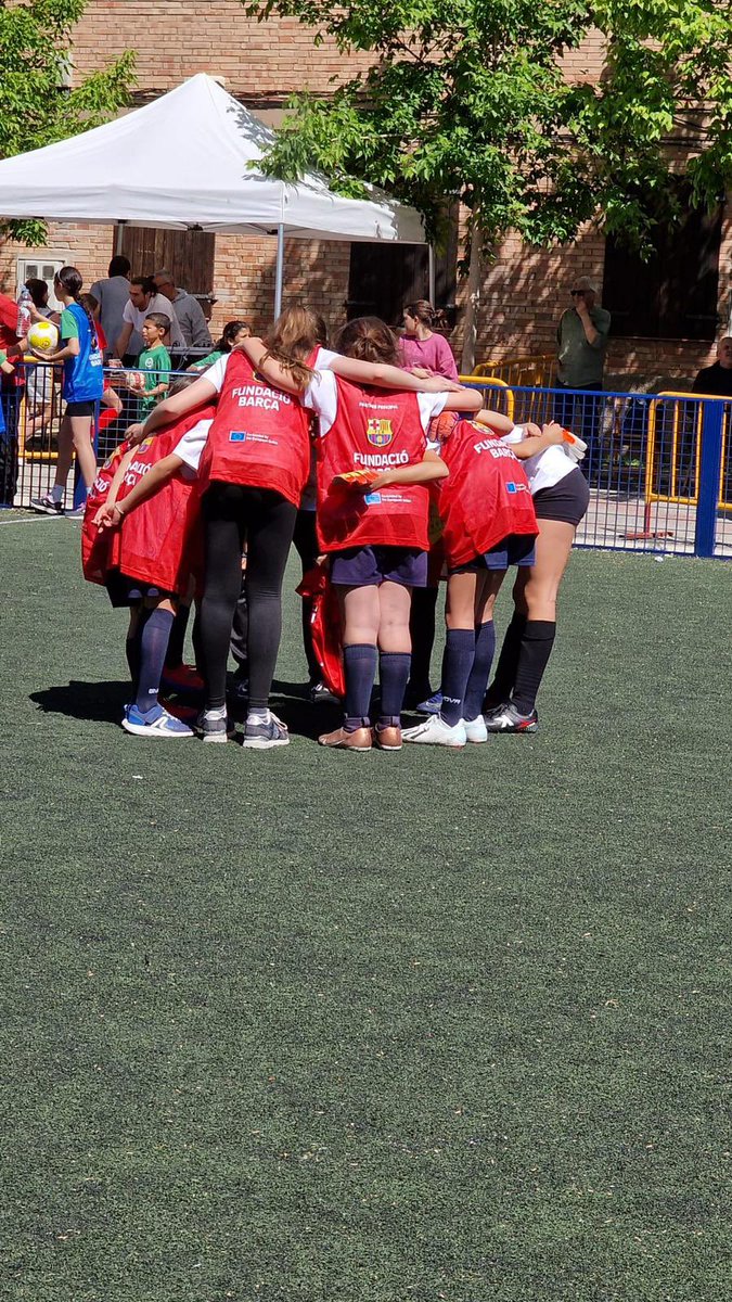 francesc_llobet's tweet photo. Alguns rucs deien que el @JohanCruyff no podia entrenar perquè no tenia carnet d’entrenador, a #vallfogonaderiucorb sense tenir escola ens hem presentat amb dos equips (masc. i fem) al torneig escolar #6vs6sortiuidisfruteu organitzat per la @FundacionCruyff amb 2collons! https://t.co/HC3wbFwydH
