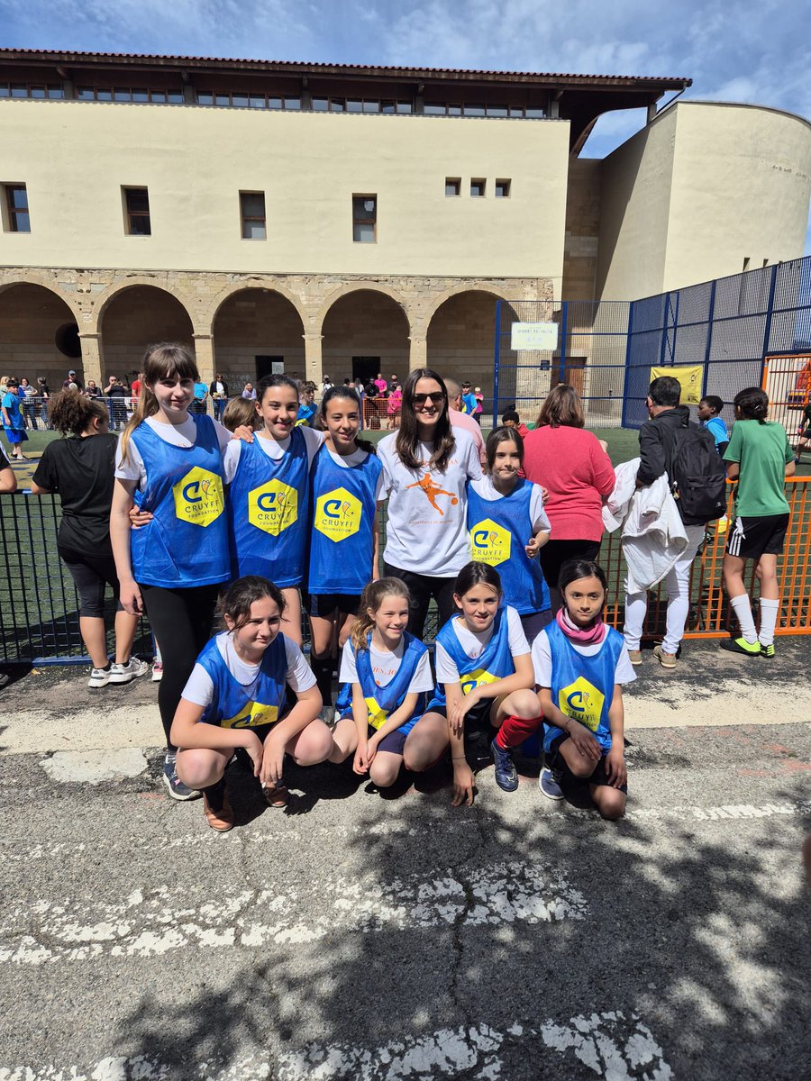 francesc_llobet's tweet photo. Alguns rucs deien que el @JohanCruyff no podia entrenar perquè no tenia carnet d’entrenador, a #vallfogonaderiucorb sense tenir escola ens hem presentat amb dos equips (masc. i fem) al torneig escolar #6vs6sortiuidisfruteu organitzat per la @FundacionCruyff amb 2collons! https://t.co/HC3wbFwydH