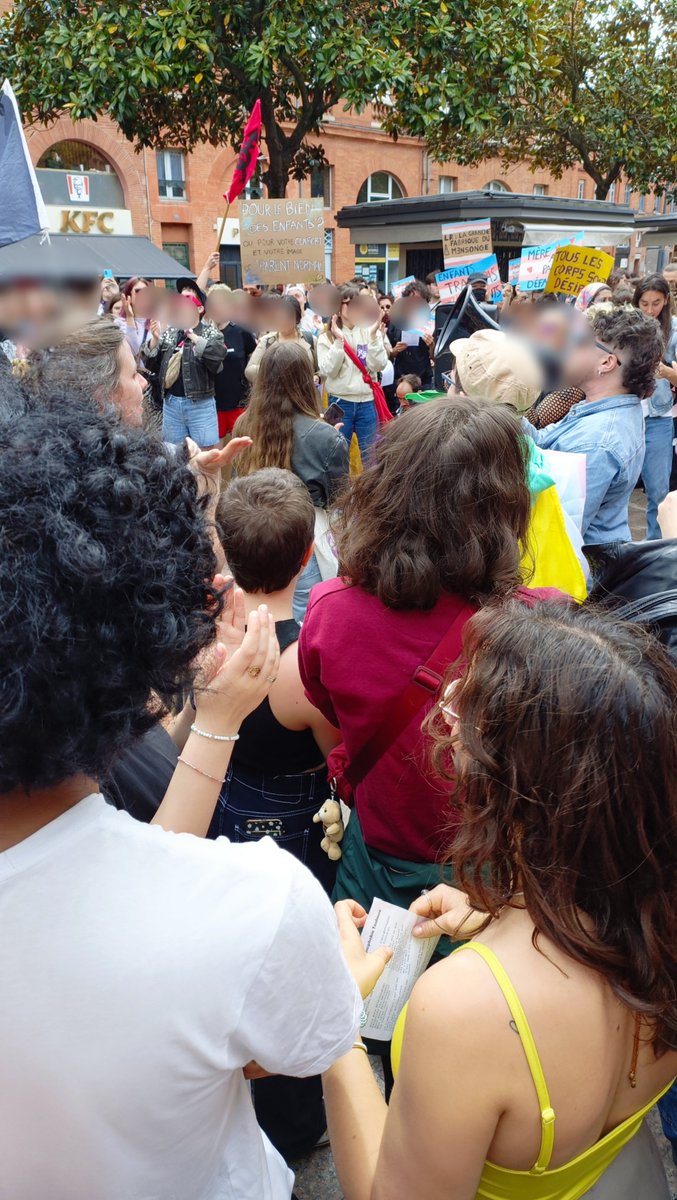 Aujourd'hui plus de 50 rassemblement étaient organisés sur le territoire contre la transphobie et pour les droits des personnes trans! À Paris des milliers de personnes se sont rassemblées. Face à la haine anti-trans, la solidarité est notre force! #RiposteTrans #5mai #LGBTQIA