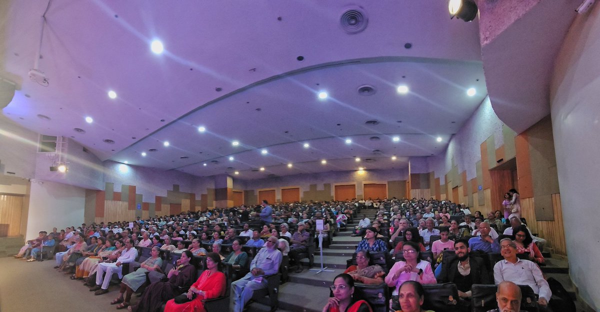 कविता, सन्मान सोहळा आणि गप्पा with full auditorium. एकूण धमाल संध्याकाळ. #निळूफुले कुर्तज्ञात सन्मान done 🙏🙏 अब अगले साल