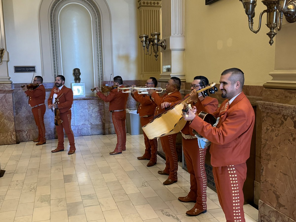 It was great to meet the Consul General of Mexico Pável Cruz at the Cinco de Mayo celebration at the Capitol. It was a wonderful event with great food and music. Thank you for a warm and welcoming event.

#copolitics #coleg #cologop #hd44 #parkercolorado #conservative #republican