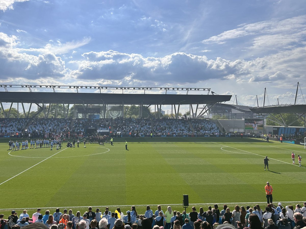 Manchester City legend Steph Houghton honoured at full time by the club. 10 years of service Captain, Leader, Legend 🩵⚽️